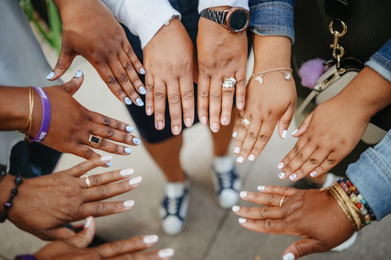 Gruppo diverso che si tiene per mano, tema comunità