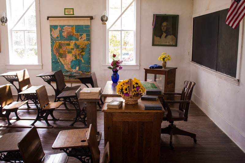 Aula scolastica vuota e accogliente