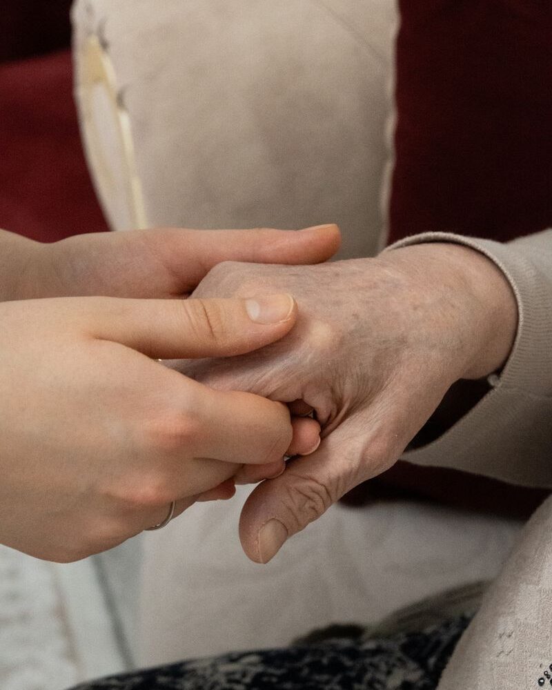 Scena di supporto intergenerazionale, calorosa e dignitosa