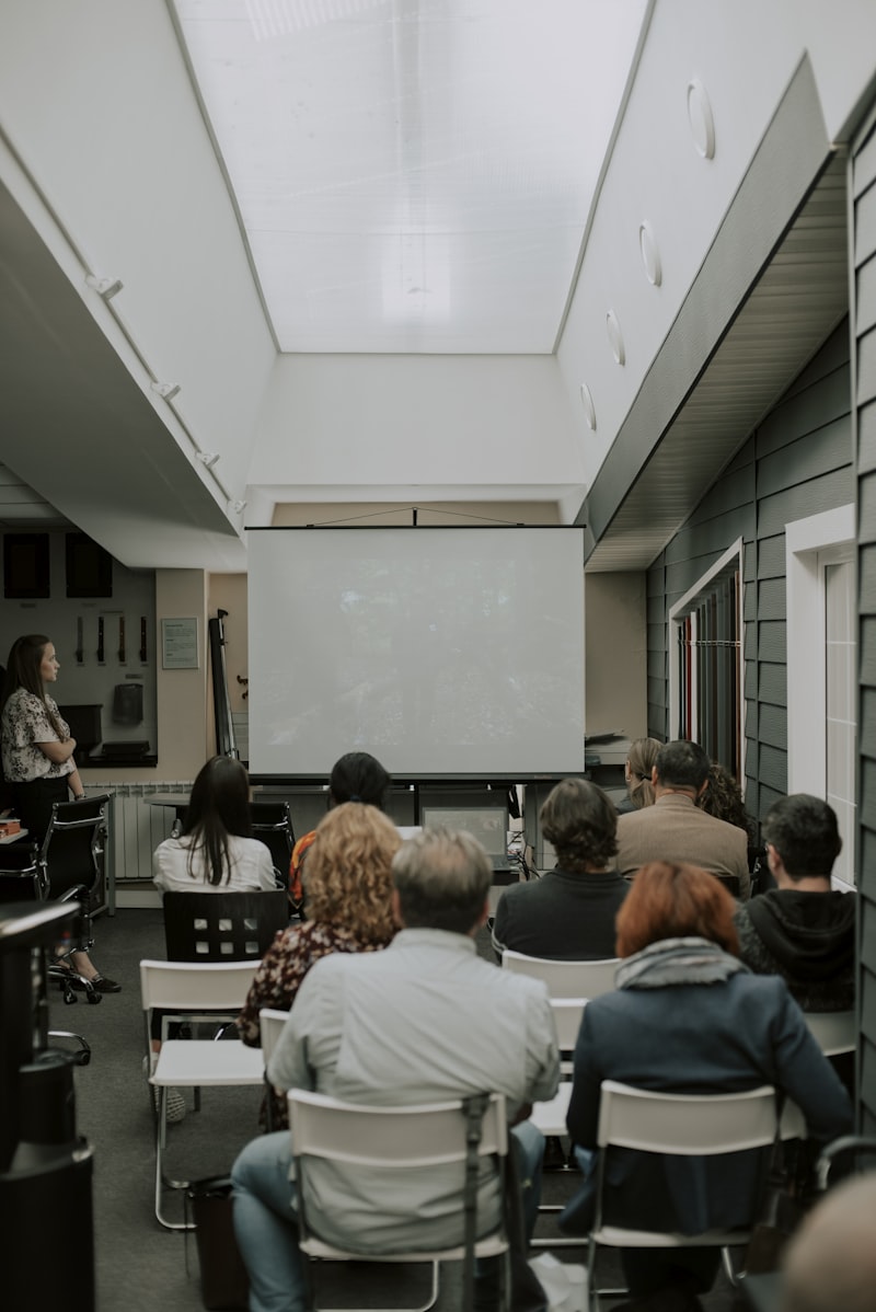 Adulti seduti in aula per una sessione di formazione